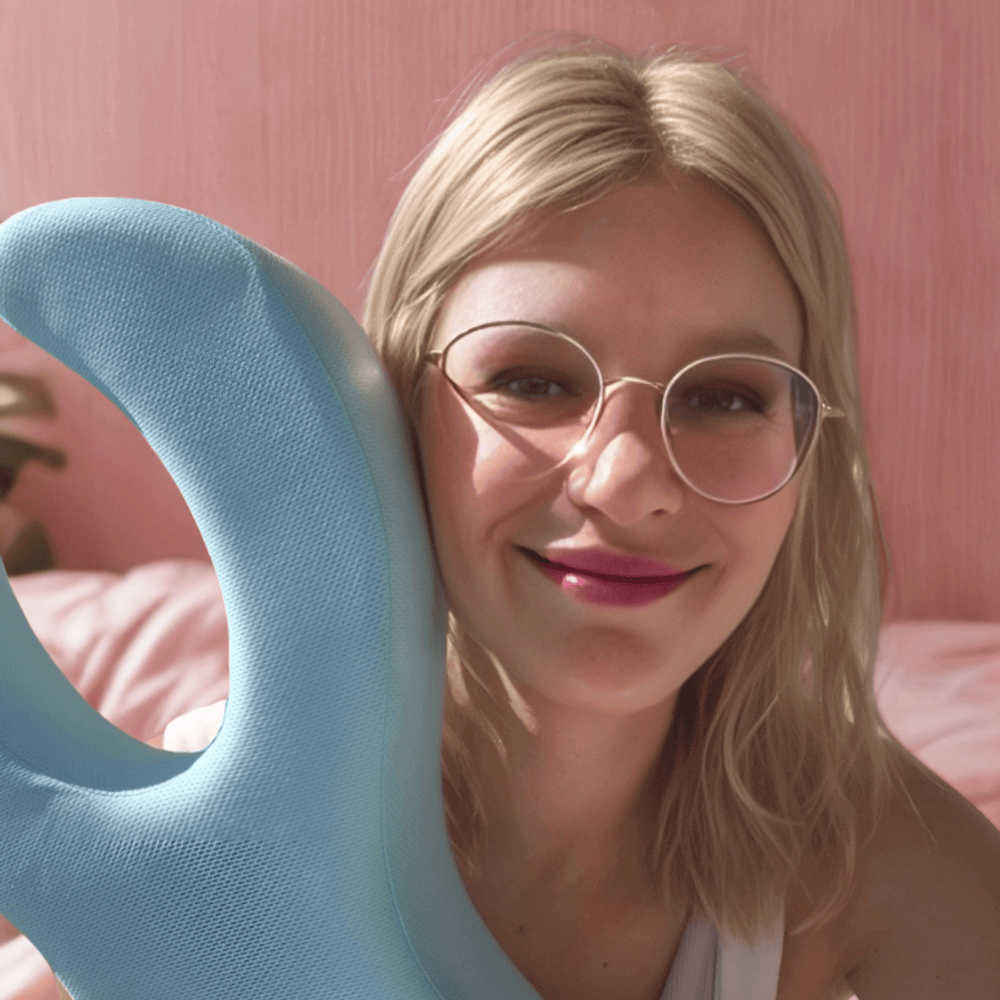 Beauty Kissen Test – Frau mit blauem Kissen für Haut und Haare lächelt freundlich