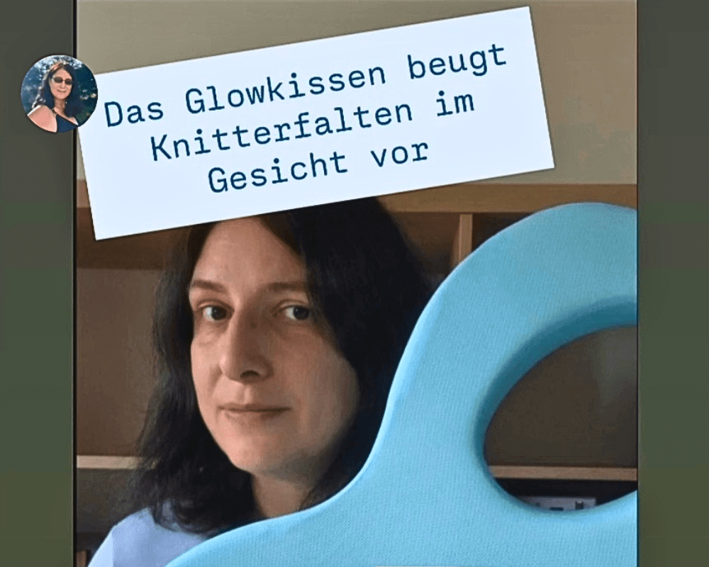 Das Glowkissen beugt Knitterfalten im Gesicht vor: Glow Momente im Alltag bei Familie zu Haus.
