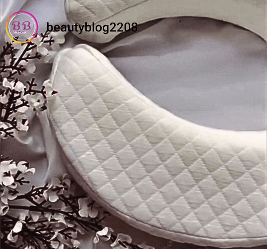 Glow trifft Komfort Kissen on a soft background with delicate flowers, showcasing comfort and design.