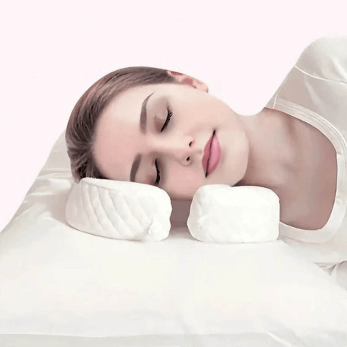 Frau, die auf dem Anti-Aging Schlafkissen GlowKissen schläft, für glatte Haut und besseren Schlaf.