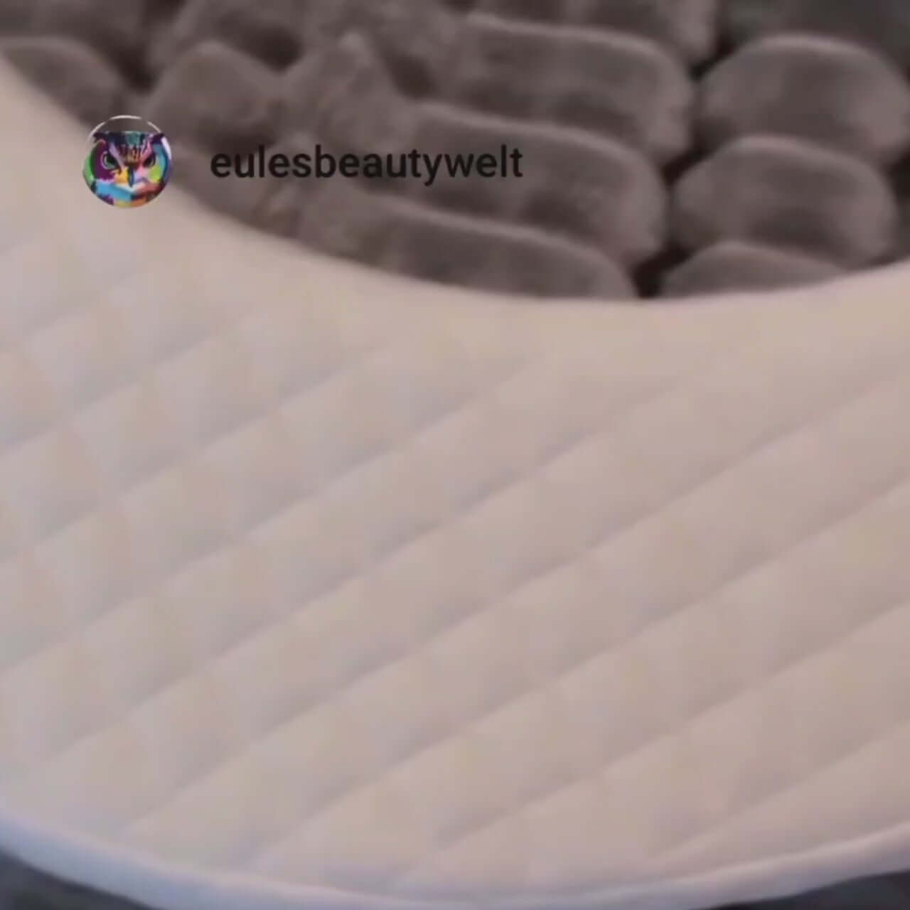 Nahaufnahme des Glow Kissens – weiches, hautfreundliches Material für Nachtpflege