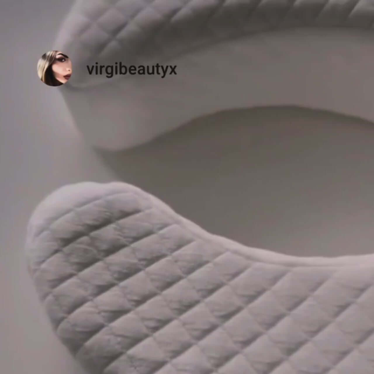 Glow Kissen auf Bett – stilvolles Anti-Falten-Kissen für moderne Schlafzimmer