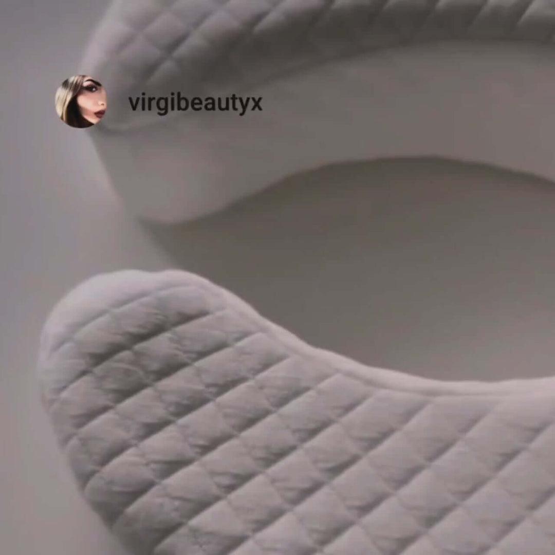 Glow Kissen auf Bett – stilvolles Anti-Falten-Kissen für moderne Schlafzimmer